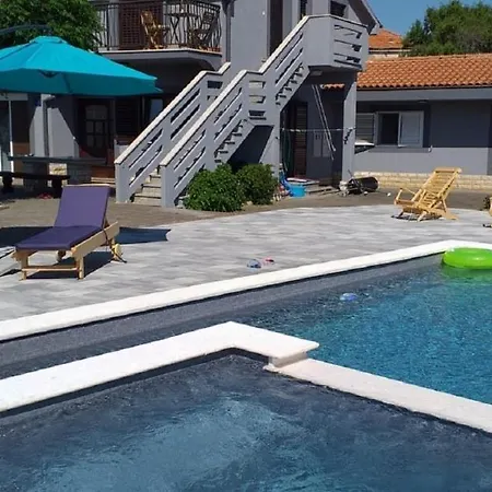 Vojni - With Pool Appartement *