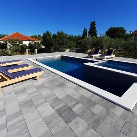 Vojni - With Pool Appartement Privlaka (Zadar)